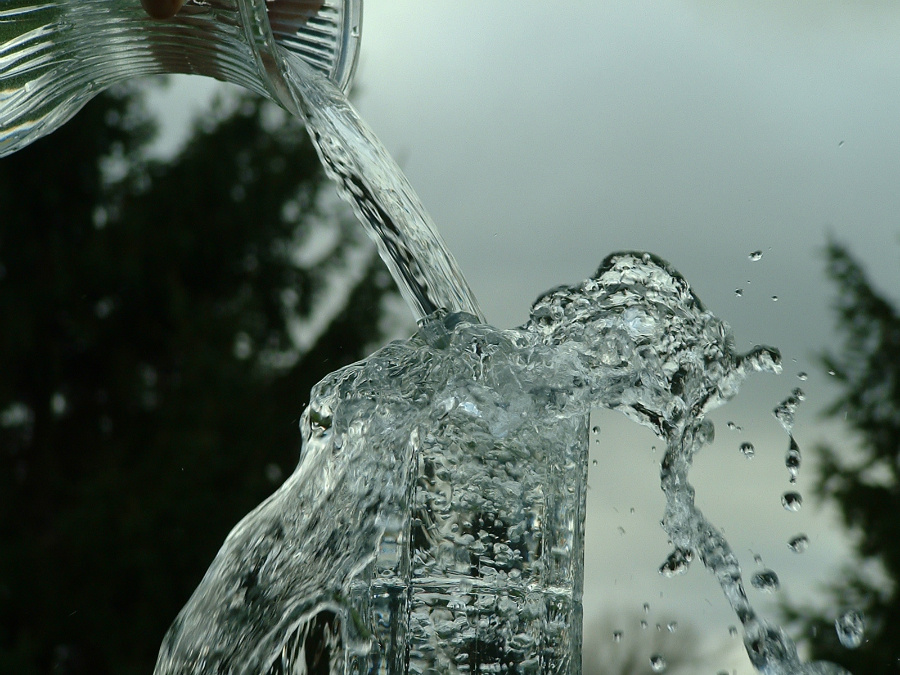 28.22 rs overflowing glass 5 1259020